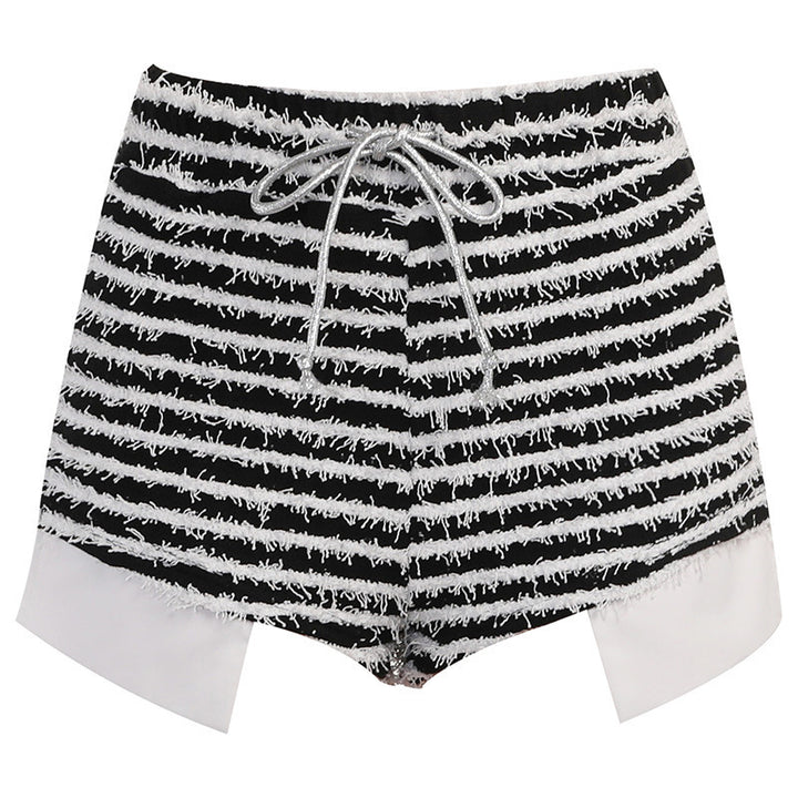 Kvinders fashionable shorts med innovativt snit og trendy kontrastaccentuer.