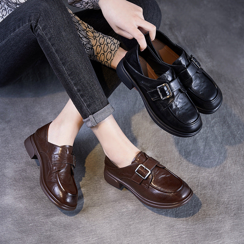 Femme Classic Slip-On Loafers med spænde-detalje Stilla