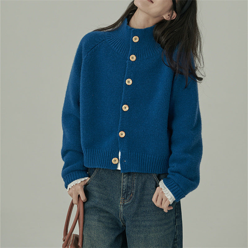 Kvinders knælange cardigan med opretstående krave og trendy træknapper Stilla
