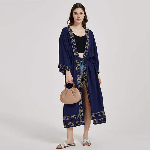 Dame elegant kimono med kunstneriske udsmykninger Stilla