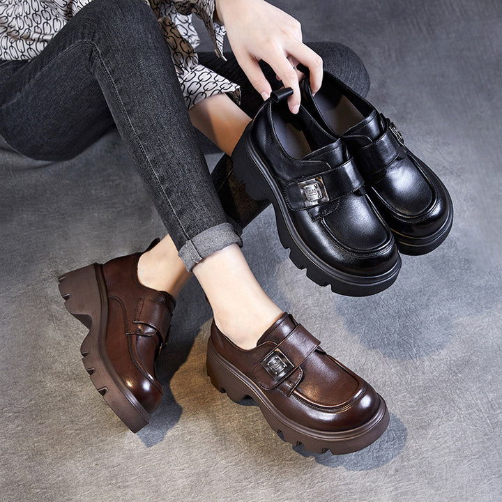 Femme Chunky Platform Slip-On Loafers med dekorativt spænde-detajle Stilla