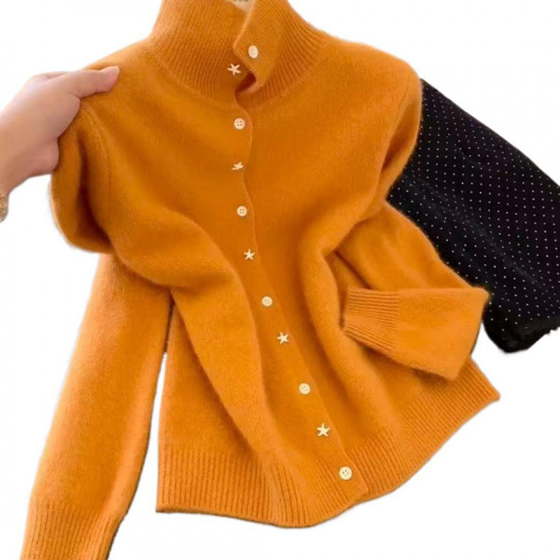 Kvinders elegante cardigan med høj krave og stjernedetaljer på knapper Stilla