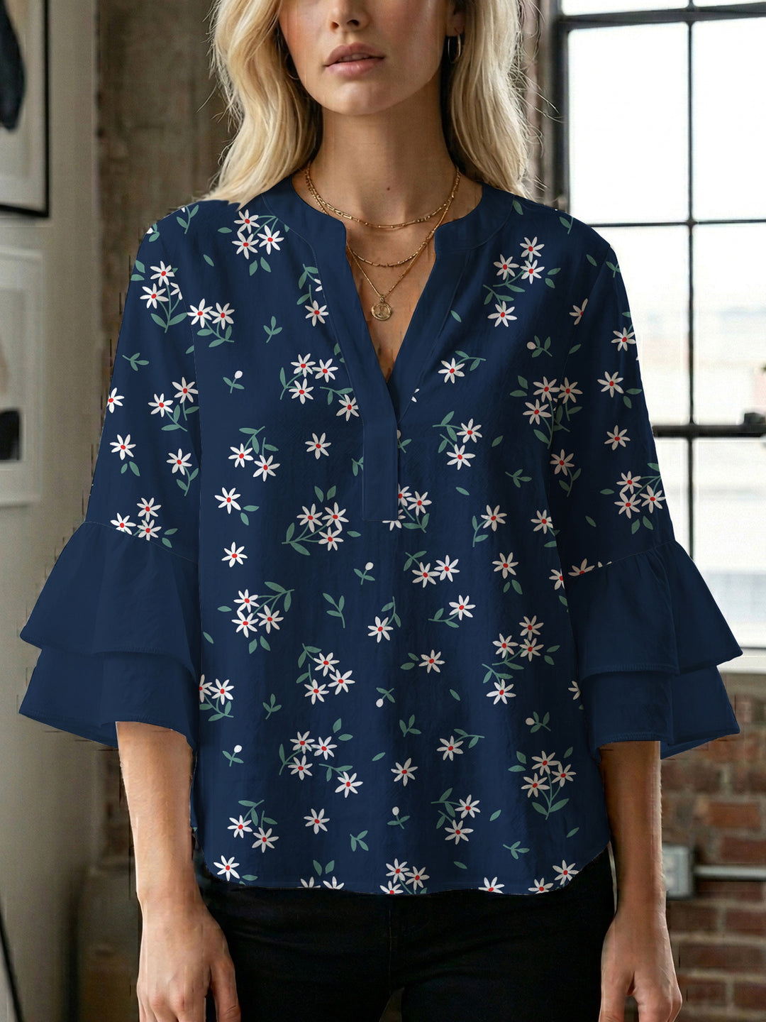 Dame skjorte med voluminøse ærmer og blomsterdesign Skovae