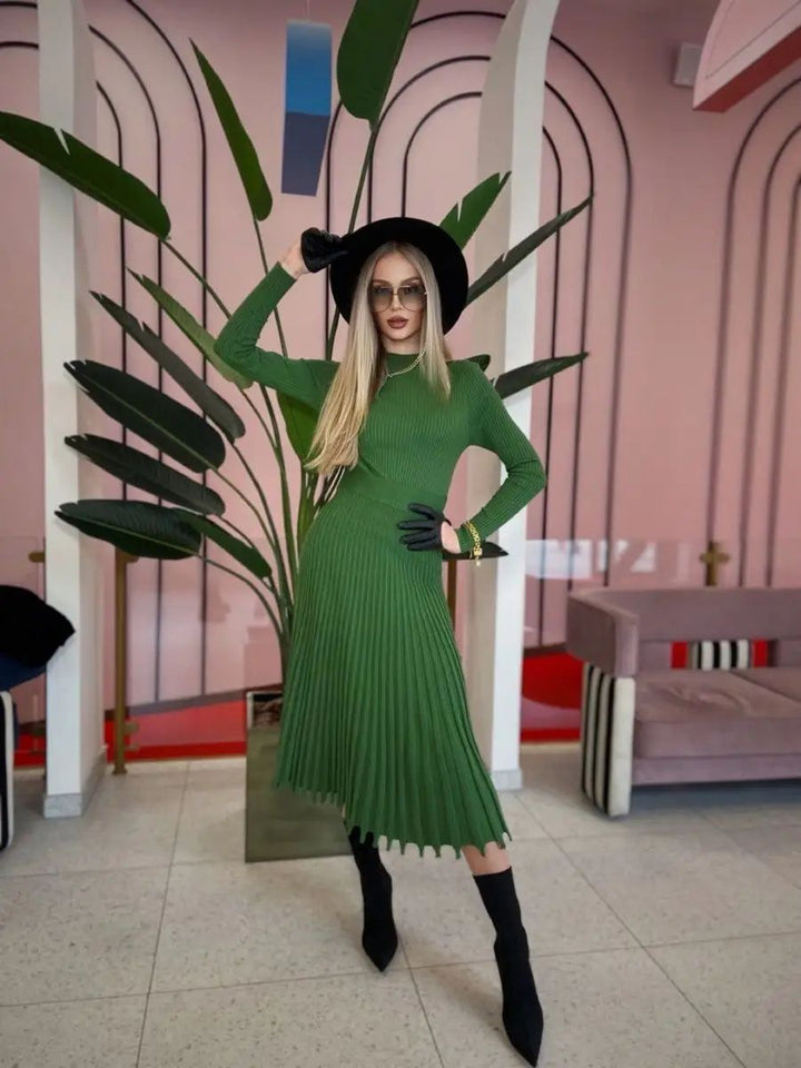 Dame elegant strikkjole med fin ribstruktur og asymmetrisk kant Stilla