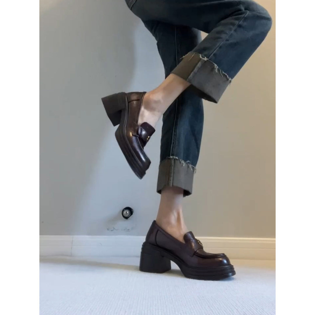 Dame Chunky Heel Slipper med dekorativt emblem Stilla