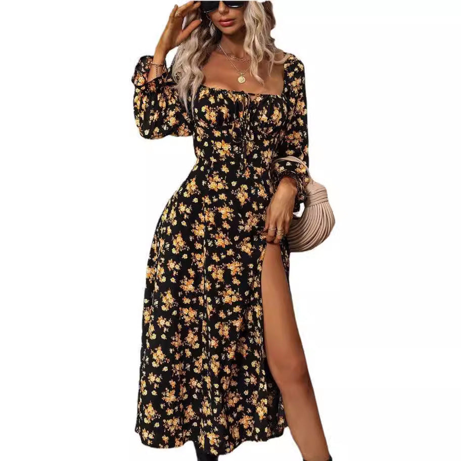 Dame blomsterkjole i boho-stil med dyb v-udskæring og sideslids Stilla
