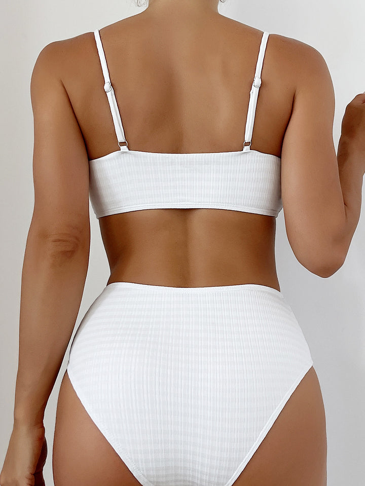 Dame Højskåret Bikini-Sæt med struktureret Stof og stilfulde Perle-Stropper Stilla