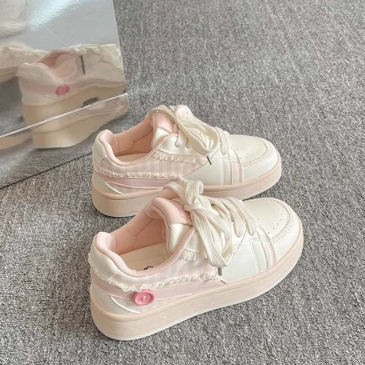 Dame sneakers med fashionabelt flæseelement og behagelig plateau Stilla