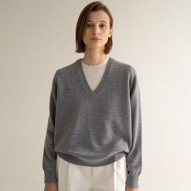 Kvinders afslappede V-hals sweater lavet af blødt materiale Stilla