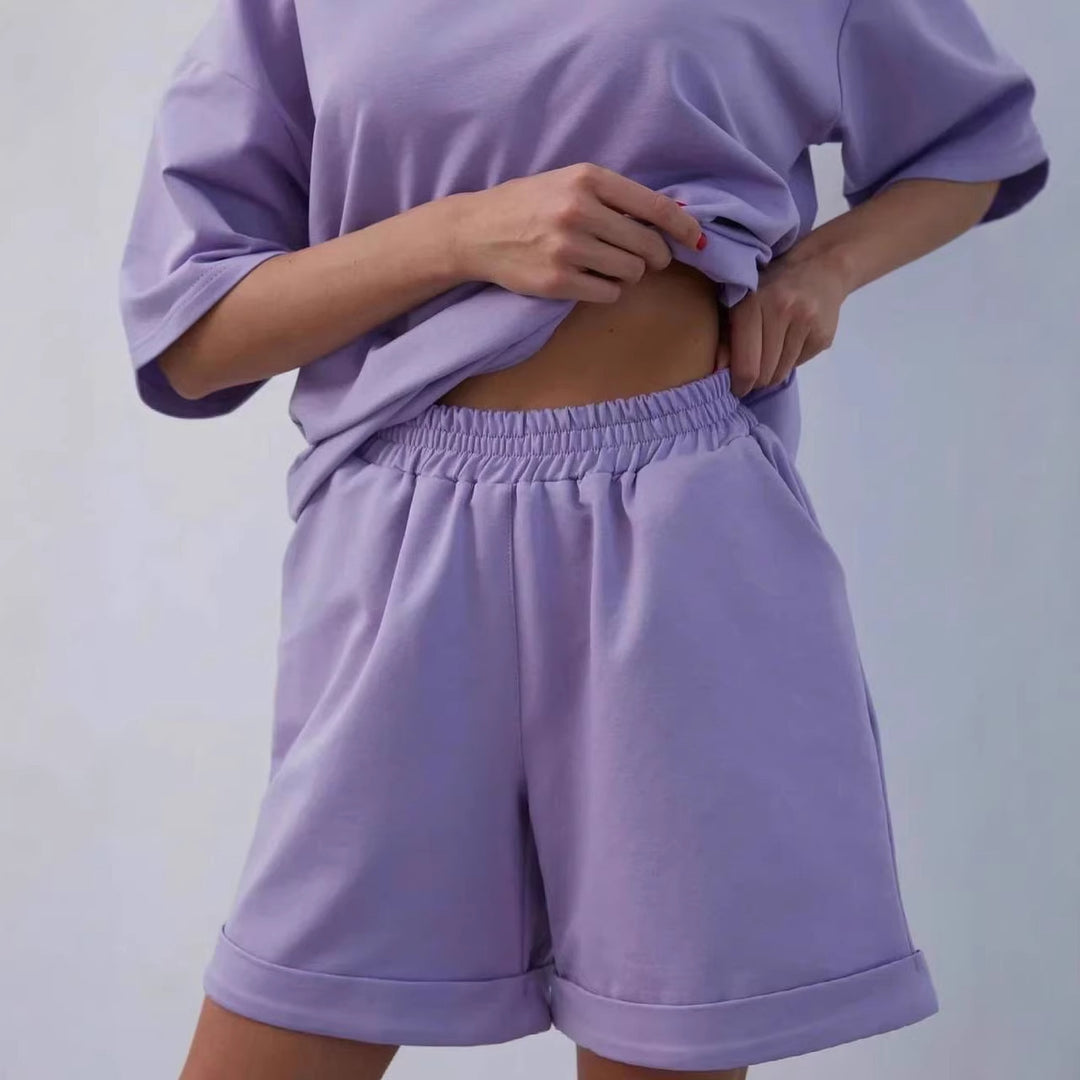 Kvinders afslappede loungedragt med oversized t-shirt og shorts Skovae