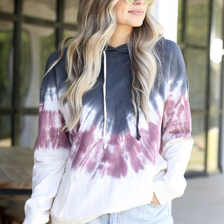 Dame hoodie i trendy batikdesign med kengurulomme og komfortabel pasform Stilla