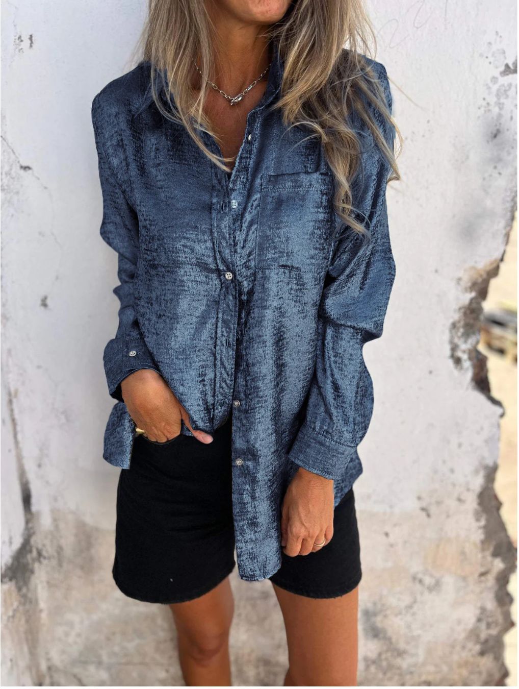 Dame satinbluse med knapdetalje og mode-strukturdesign Stilla