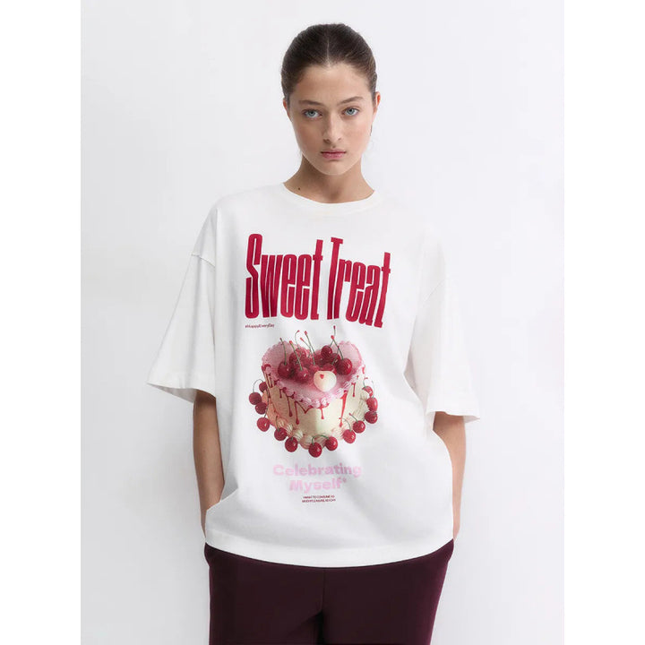 Dame T-shirt med kreativt grafisk dessertmotiv og oversized pasform Stilla
