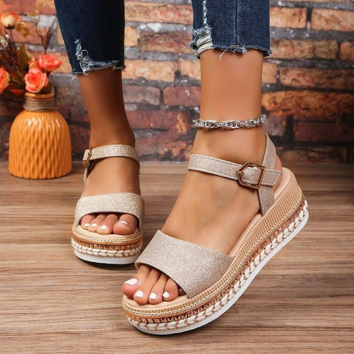 Dame plateau-sandaler med funkende accenter og komfortabel sål Stilla