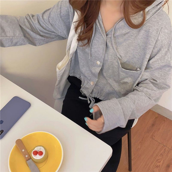 Femme Korte Button-Up Hoodie med Snøre-Detalje Stilla