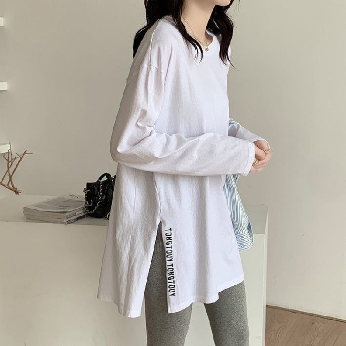 Kvindernes længere oversized skjorte med sideslids og moderne tekst Stilla
