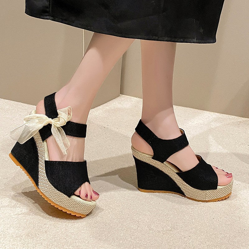 Dame Wedge-sandaler med komfortabel rem og elegant sløjfe-detalje Stilla