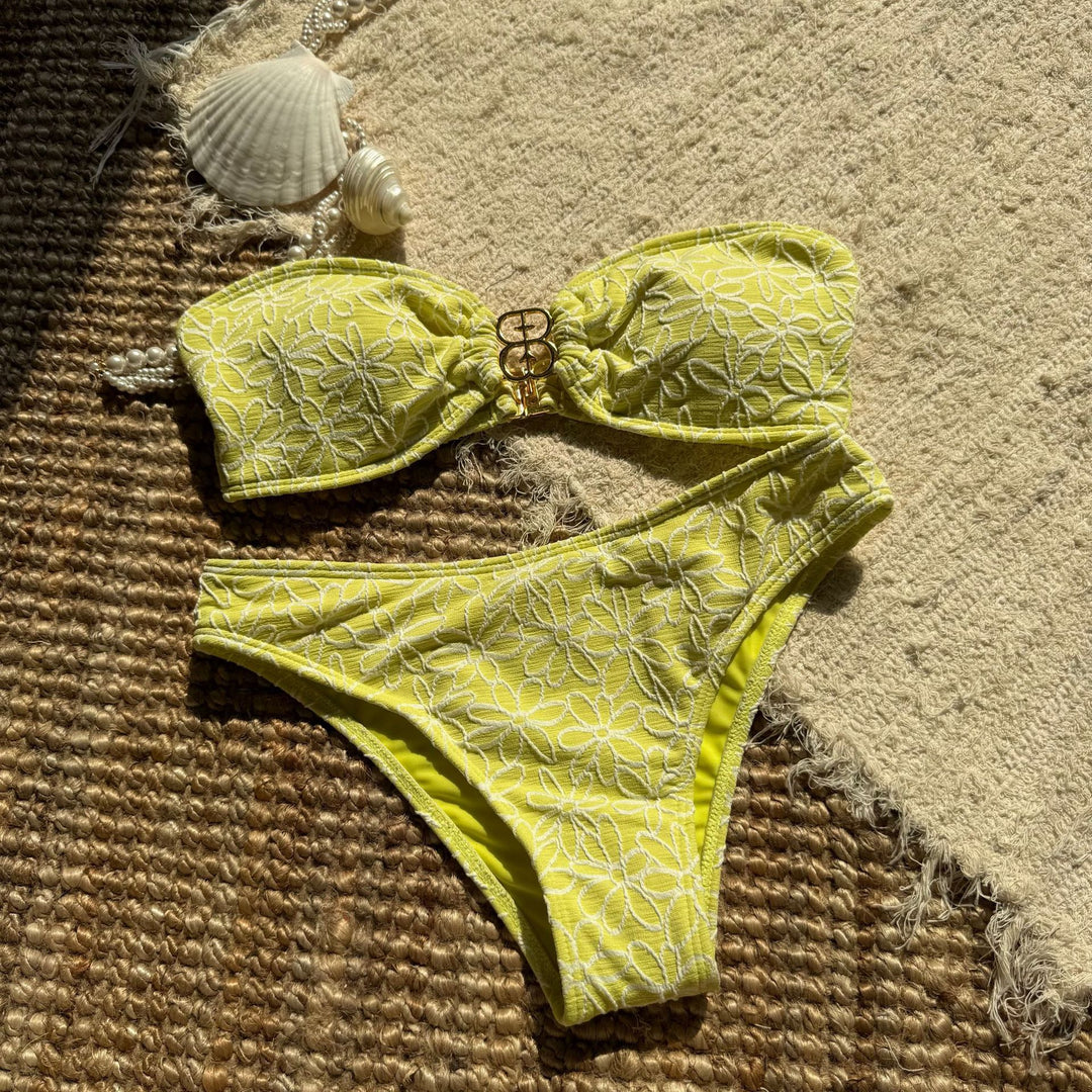 Dame bandeau-bikini-sæt med blomsterapplikationer og gyldne detaljer Stilla