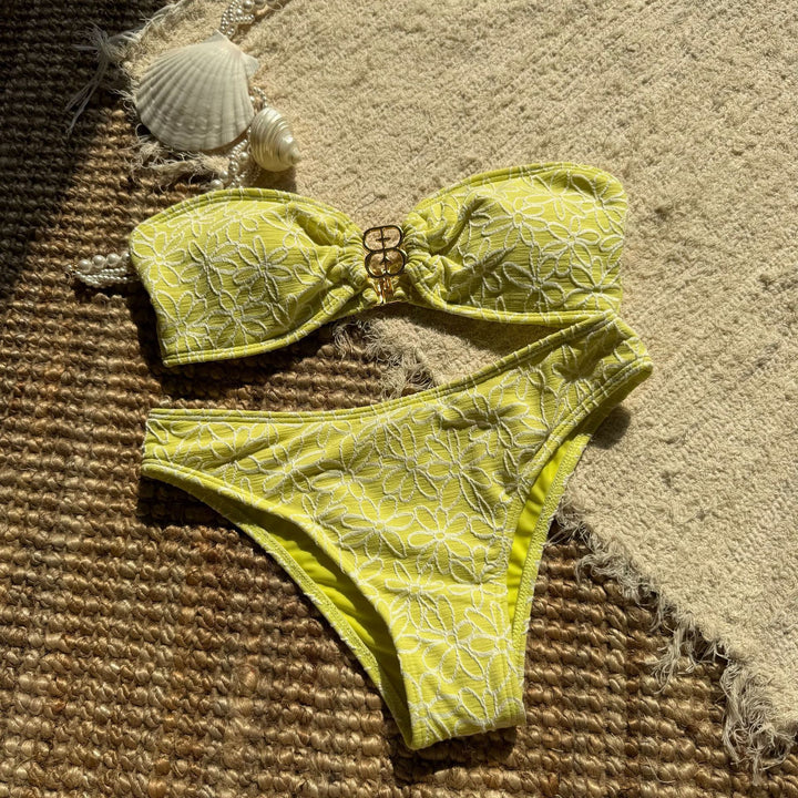 Dame bandeau-bikini-sæt med blomsterapplikationer og gyldne detaljer Stilla