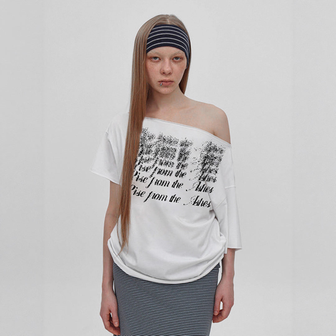 Dame T-shirt med fashionable V-udskæring og glitrende strass kors Skovae