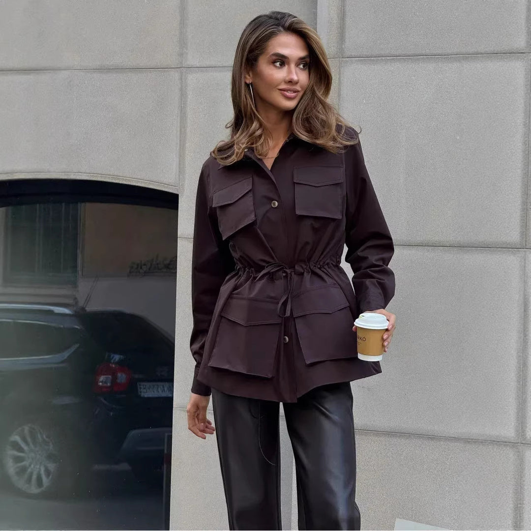 Kvinders fashionable utility jakke med justerbar talje snor og patchlommer Skovae