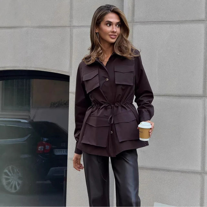 Kvinders fashionable utility jakke med justerbar talje snor og patchlommer Skovae