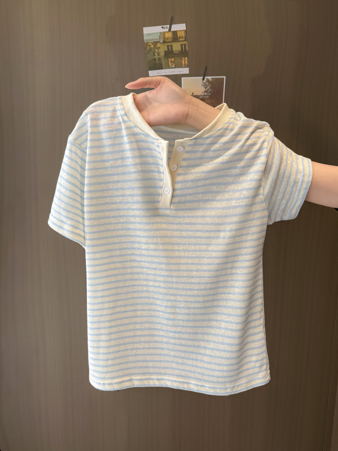 Femme Stribet Kortærmet Henley-T-Shirt med Knapdetalje Stilla