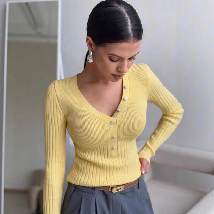 Kvinders fine strikket sweater med dekorative knapdetaljer og V-hals Stilla