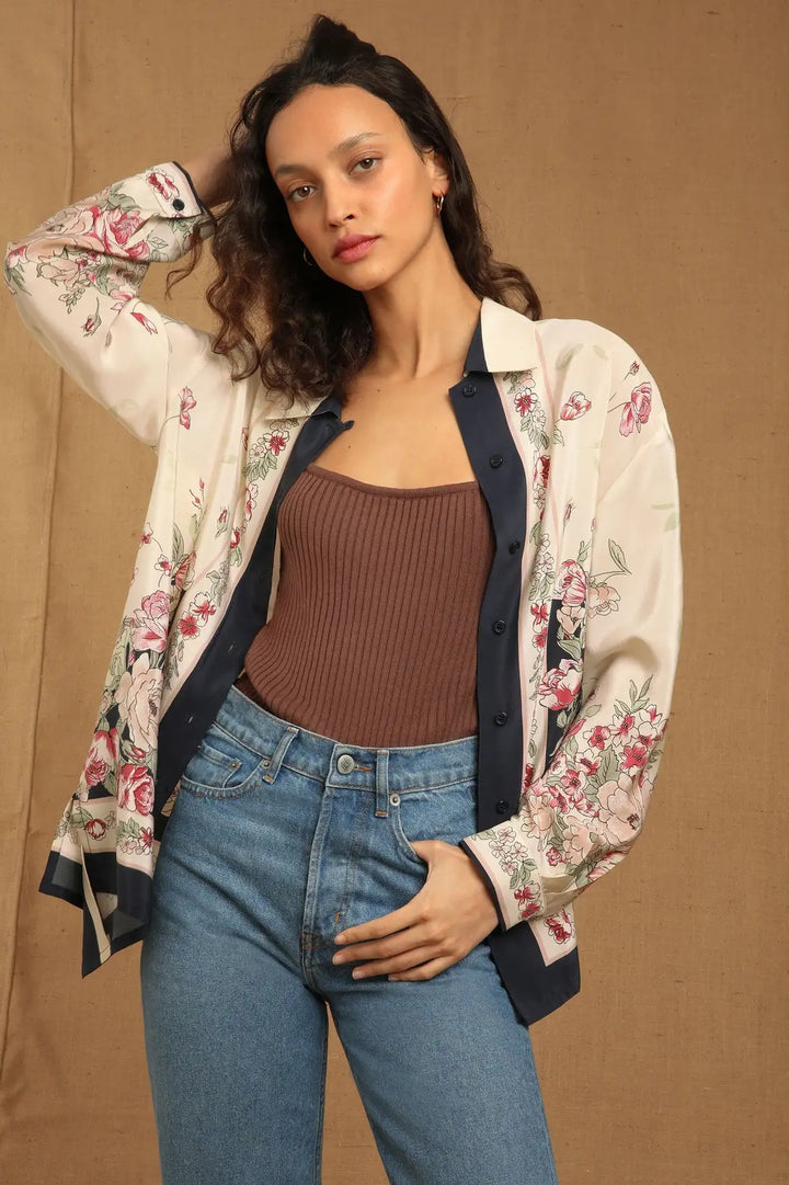 Damebluse med blomsterdesign og elegante kontraster Stilla