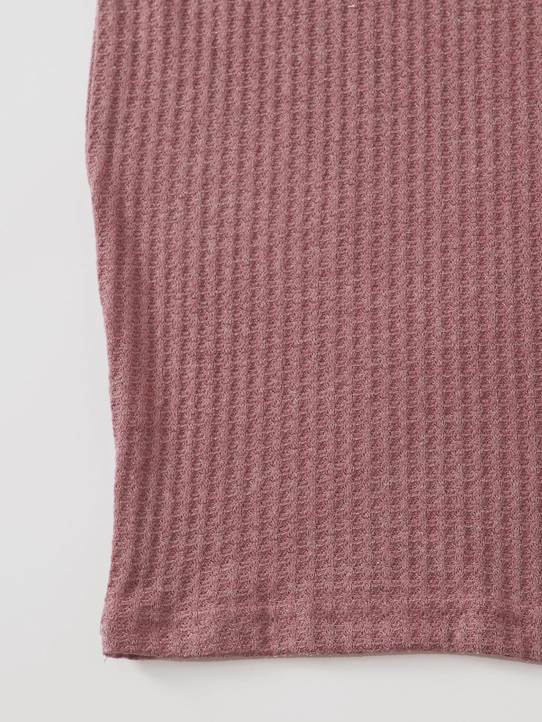Dame figursyet kortærmet kjole med V-udskærning og ribstruktur Stilla