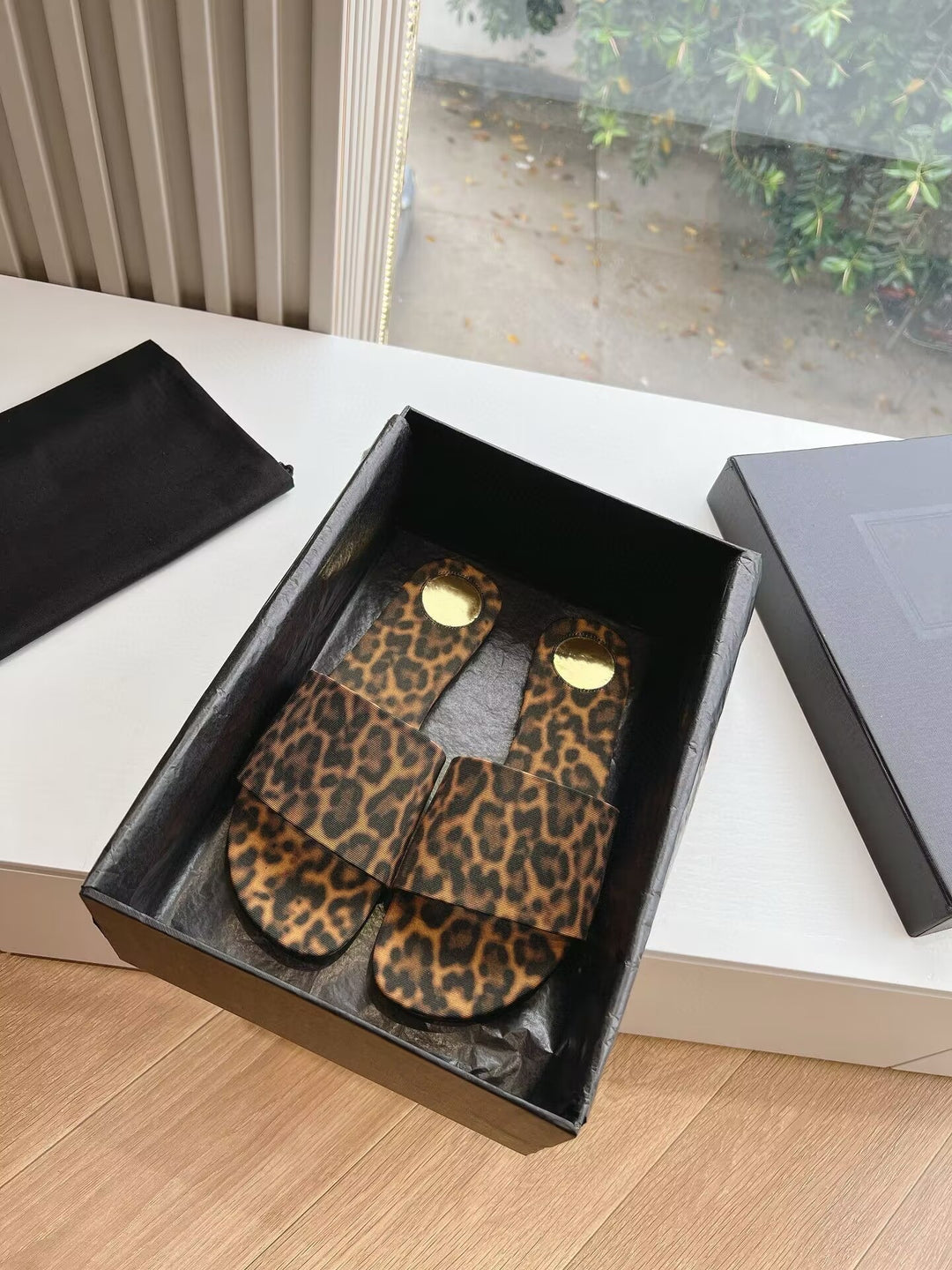 Dame Chic Slide Sandaler med elegante gyldne accenter Stilla