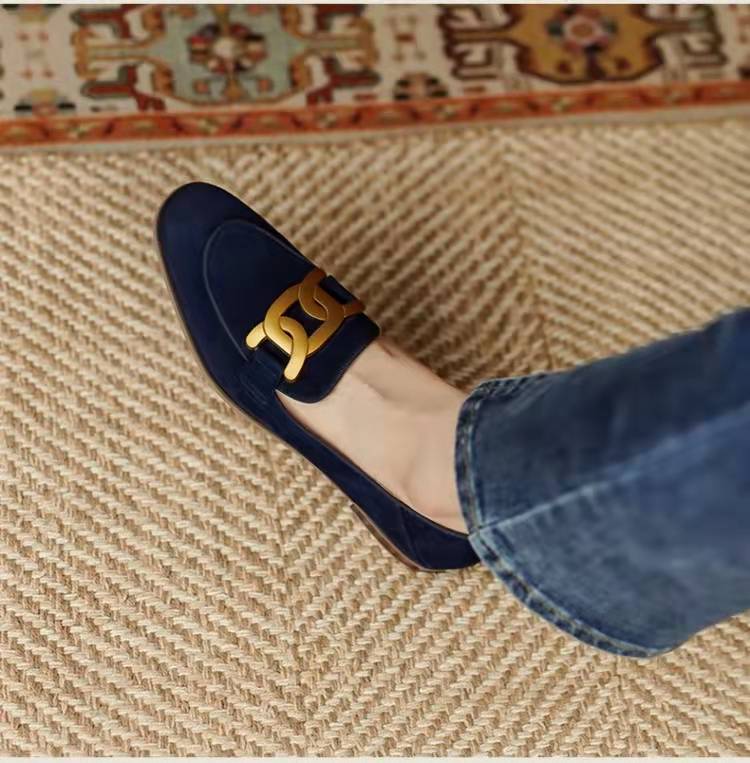 Femme elegant ruskinds slippers med dekorativ metal accent Stilla