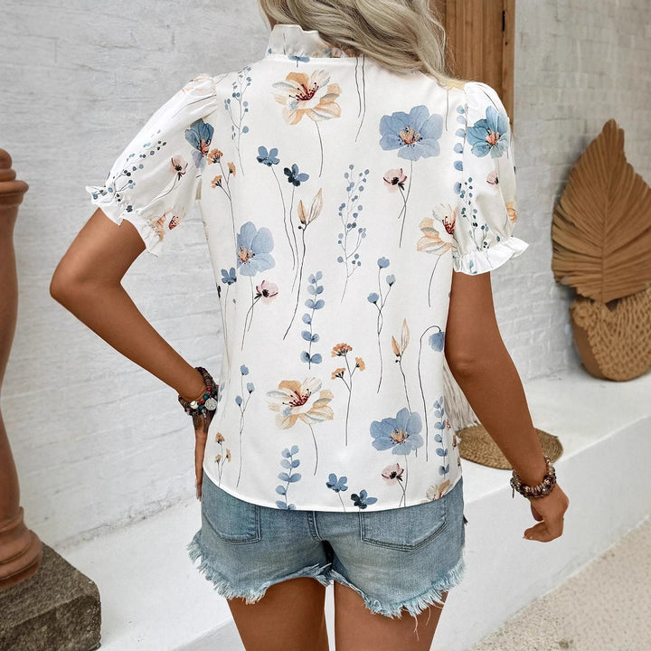 Damebluse med florale flæser og kort ærme Stilla