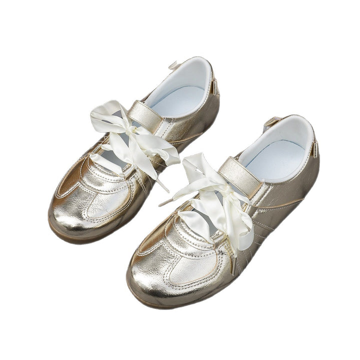 Dame sporty sneakers med metallisk overflade og diskrete satinbånd Stilla