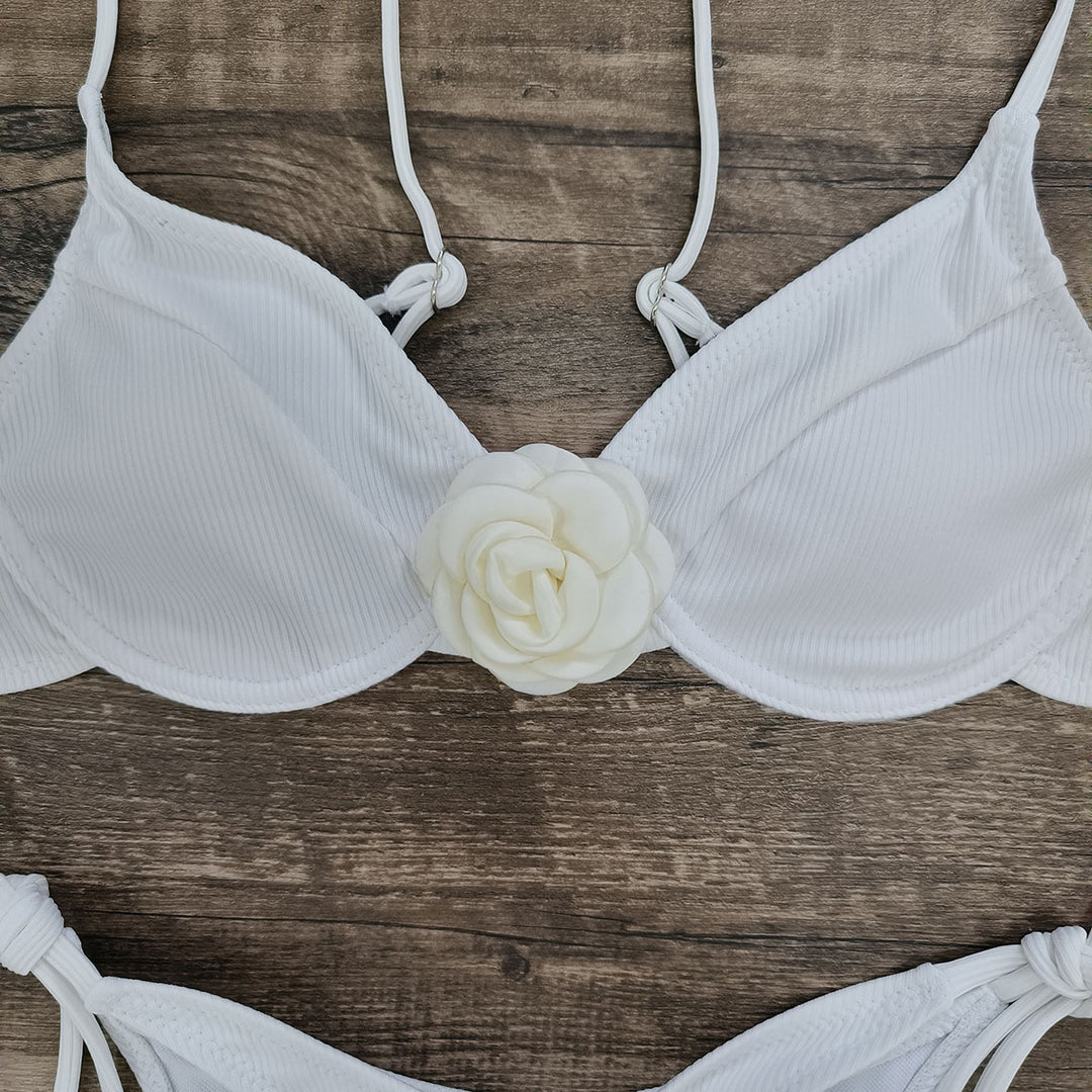 Dame bikini-sæt med dekorativ blomsterapplikation og justerbare snore Stilla