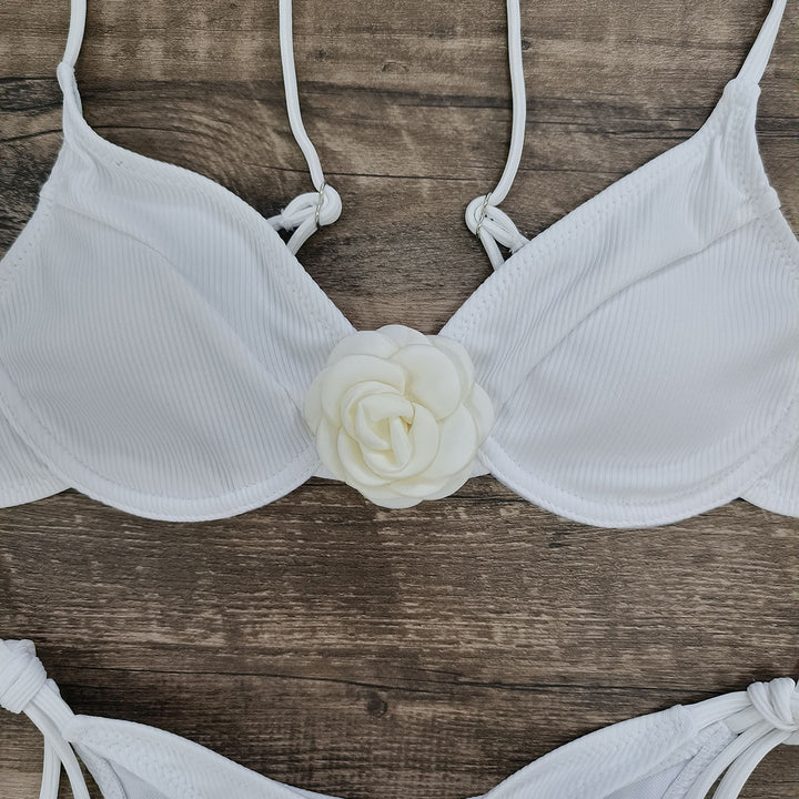 Dame bikini-sæt med dekorativ blomsterapplikation og justerbare snore Stilla