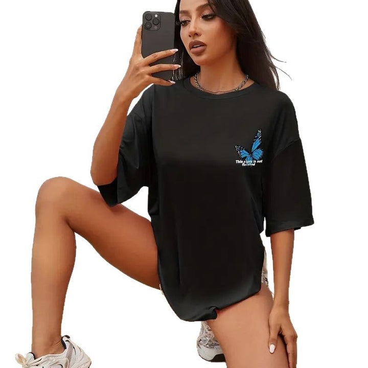 Dame T-shirt med kreativt sommerfuglemotiv og afslappet pasform Stilla