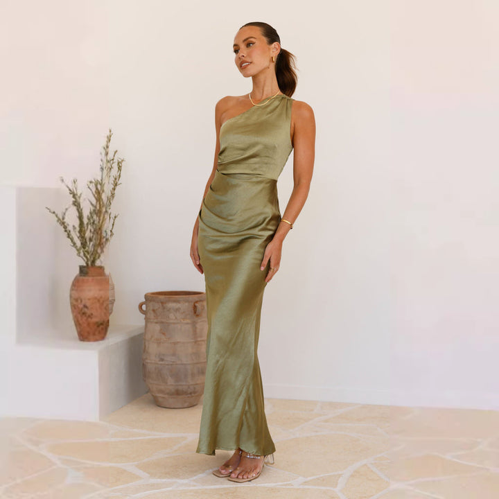 Kvindelige elegante indpakkede kjoler med asymmetrisk snit og flydende satin fald
