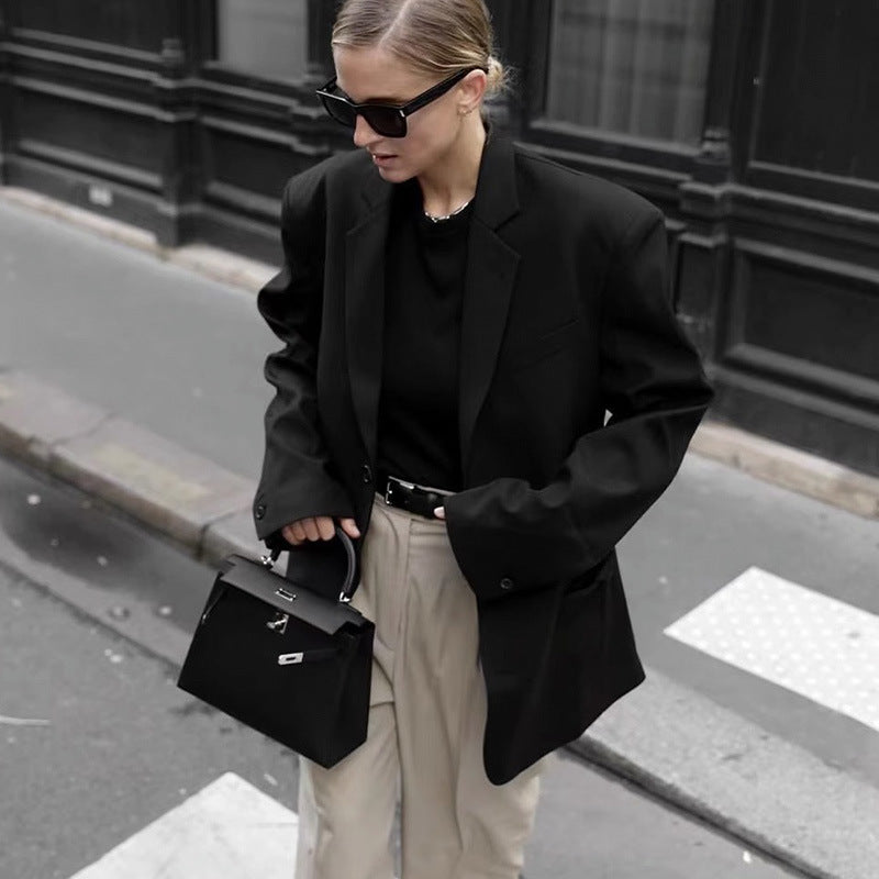 Kvindernes elegante og afslappede blazer med subtile detaljer Stilla