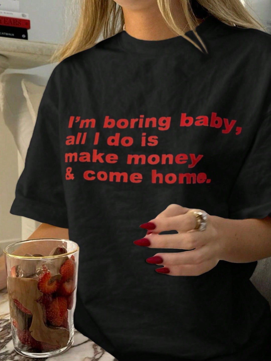 Dame T-shirt med kreativ grafisk tryk og luksuriøse paillet accenter Skovae