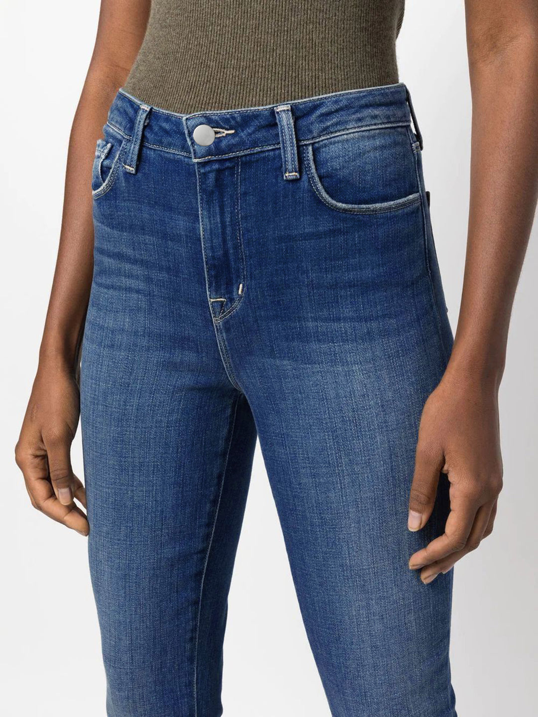 Dame Bootcut Jeans i afslappet design med frynset kant og høj talje Stilla