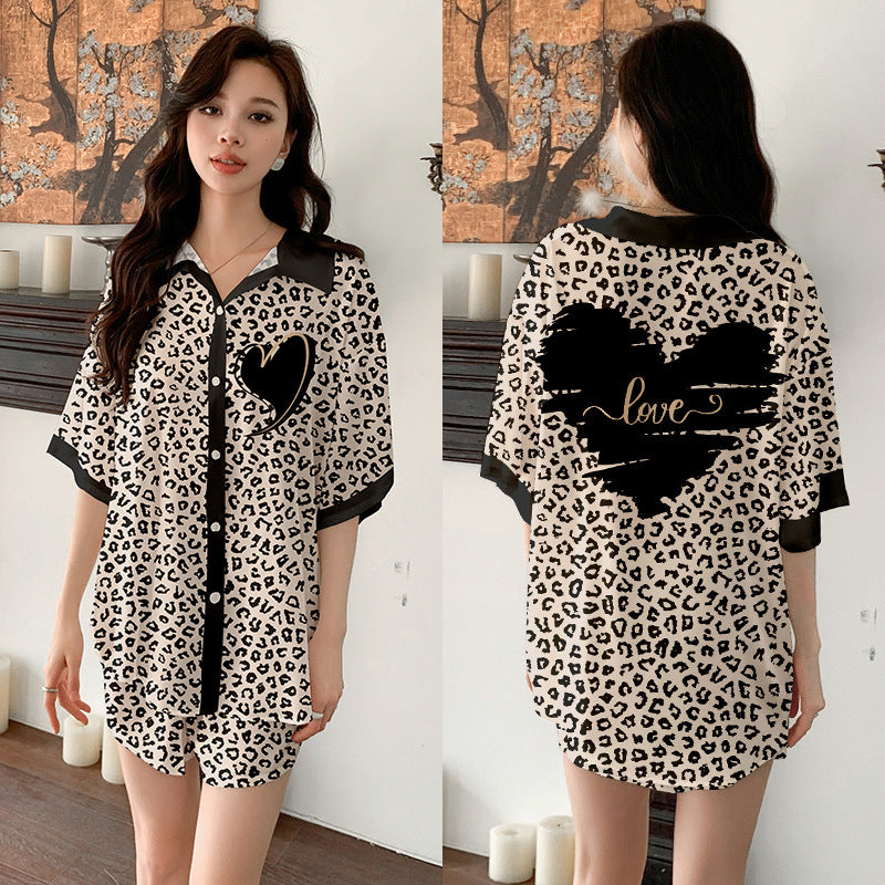 Dame afslappet natbluse i leopardprint med hjertemotiv Stilla