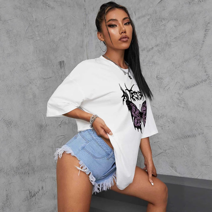 Damer oversized T-shirt med kreativ sommerfugledesign Skovae