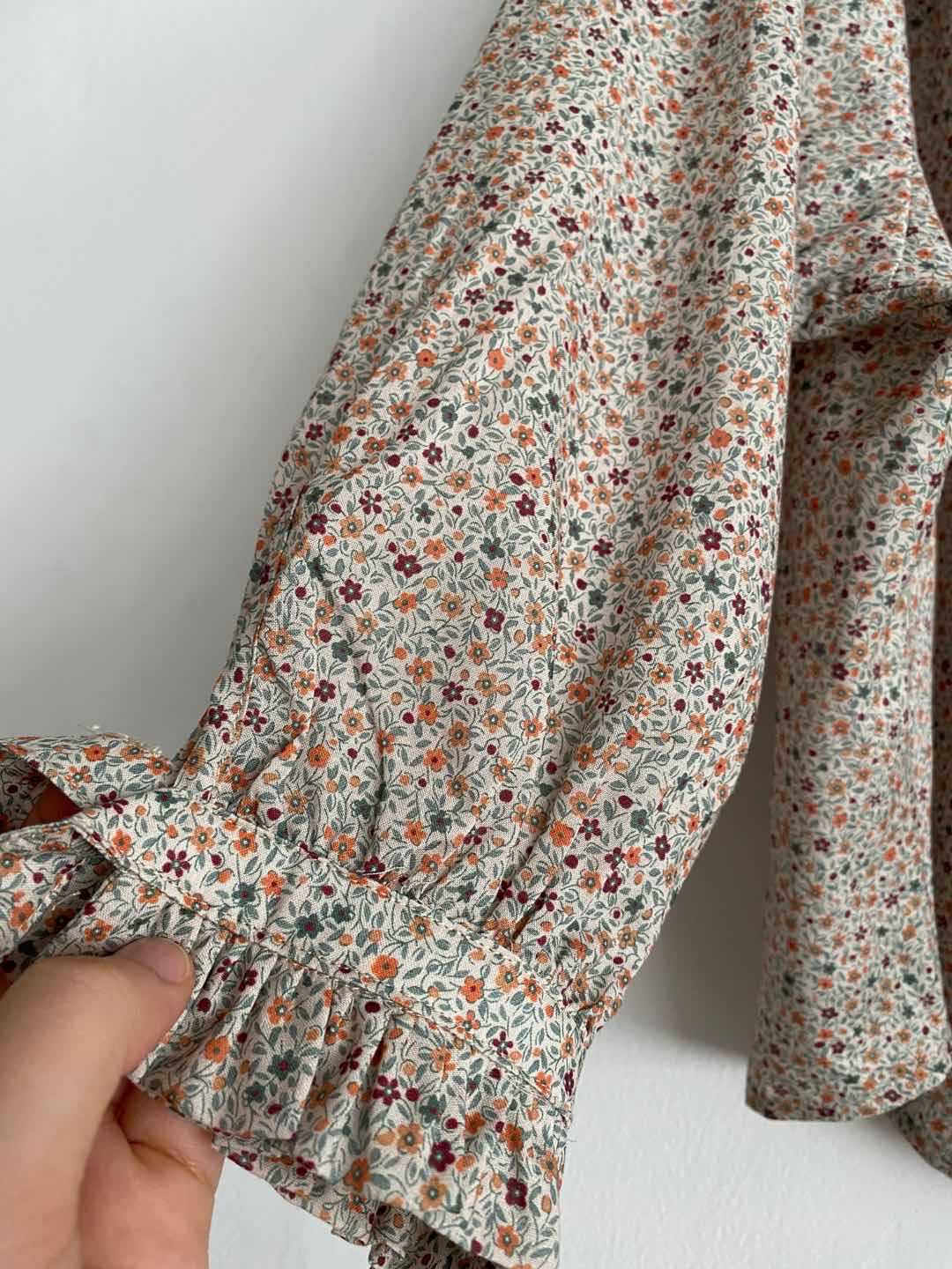 Damebluse med voluminøse ærmer og blomster mønster Stilla
