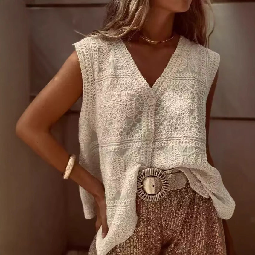 Dame elegant spidsbluse med knapdetaljer og feminin silhuet Stilla