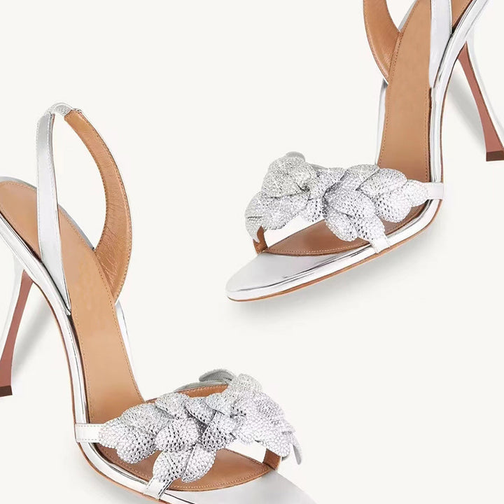 Femme elegante Slingback-hæle med flettede satin-detaljer Stilla