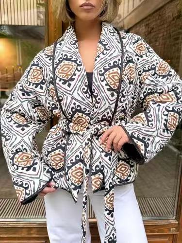 Kvindernes elegante mønstrede quiltede jakke med taljebælte og brede ærmer Stilla