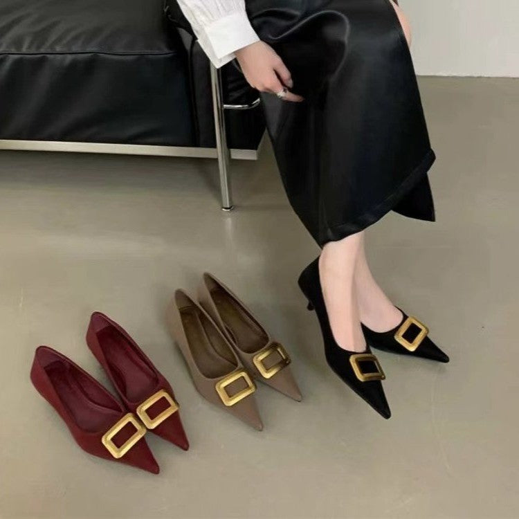 Dame spidse tå Kitten Heel Pumps med dekorative spænde-detaljer Stilla