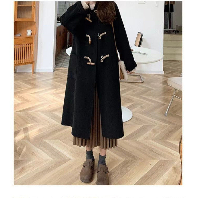 Kvinders Duffle Coat med praktiske lommer og dekorative træ toggles.