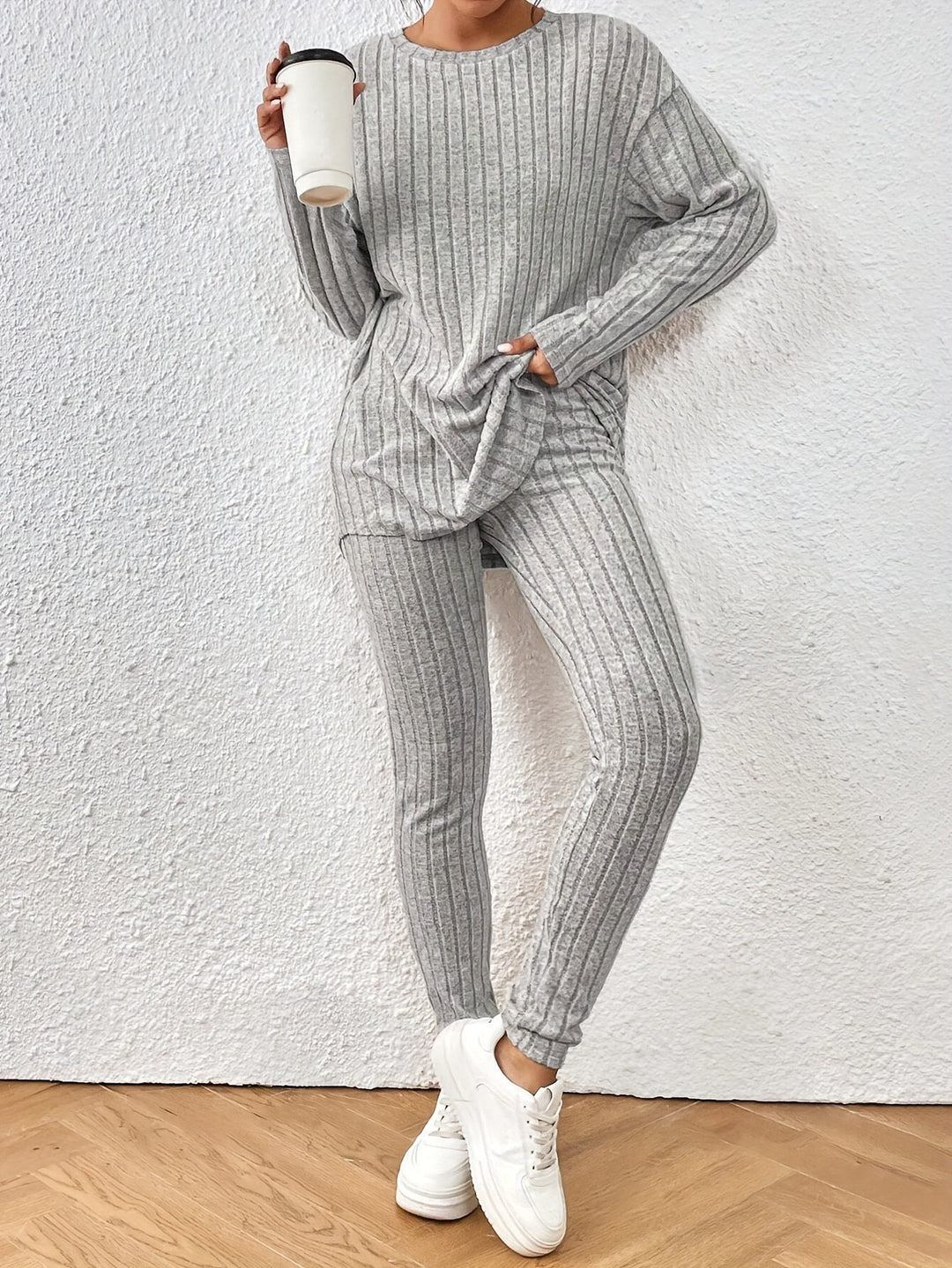 Dame afslappet langærmet top med praktisk lommefunktion og matchende leggings Stilla